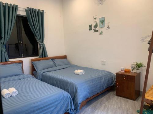 Een bed of bedden in een kamer bij Homestay Rừng Phố 2 - Măng Đen