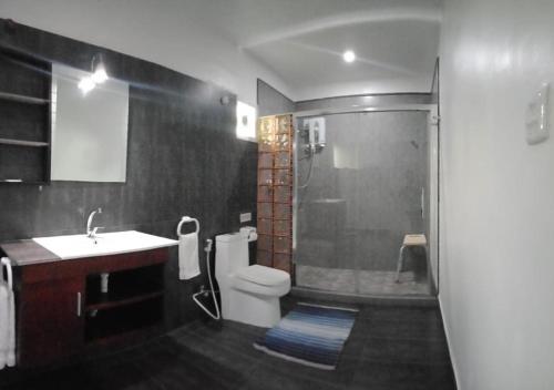 Un baño de SunSea Resort