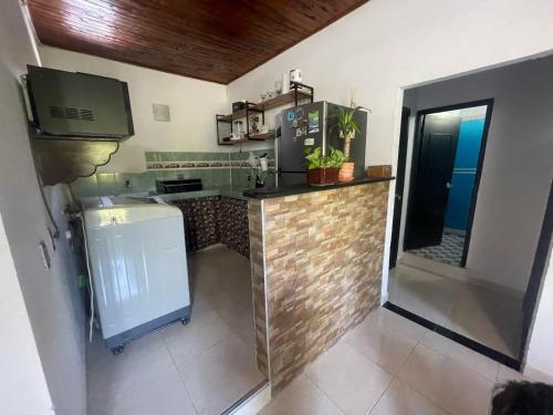 Una cocina o zona de cocina en Hospedaje LunaDorada en Doradal