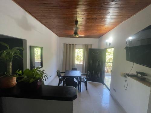 Un comedor con una mesa y algunas sillas. en Hospedaje LunaDorada en Doradal, en Puerto Triunfo