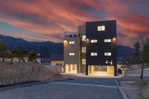 Nespecifikovaný výhled na hory nebo výhled na hory při pohledu z penzionu