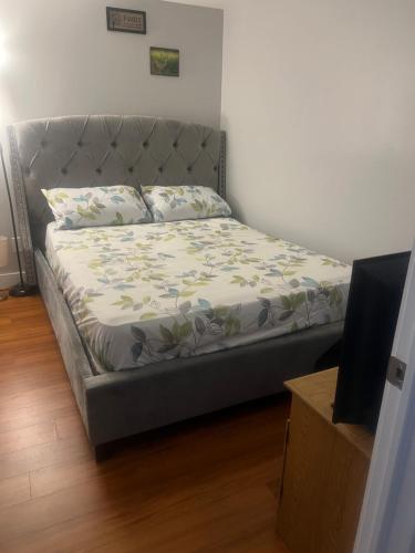 Ένα ή περισσότερα κρεβάτια σε δωμάτιο στο Homey Stay in Brantford