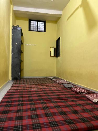 Un pat sau paturi într-o cameră la Aaisaheb bhakta nivas