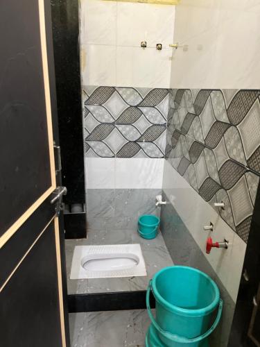 O baie la Aaisaheb bhakta nivas