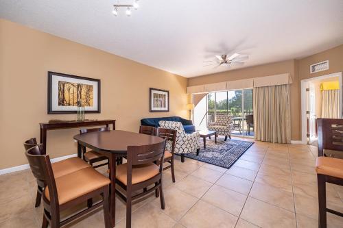 ein Wohnzimmer mit Tisch und Stühlen in der Unterkunft Pura Vida a Private Master Bedroom with shared living space in Orlando