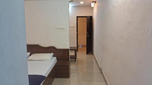 Postel nebo postele na pokoji v ubytování Hill palace Inn