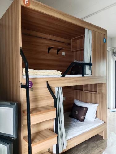 a room with two bunk beds in a room at Comfy Hotels Self Check in and Share Bathroom คอมฟี่ โฮเทล เช็คอินด้วยตนเอง และ ห้องน้ำรวม in Samutprakarn
