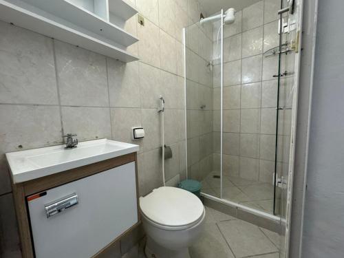a bathroom with a shower and a toilet and a sink at 3 min da Praia de Copacabana - Apartamento Compartilhado PR in Rio de Janeiro