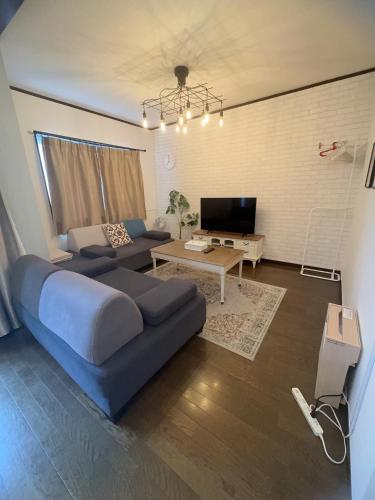 4 min to JR Entire 3BR House w Garage Family Friendly Fast WiFi