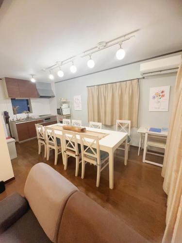 4 min to JR Entire 3BR House w Garage Family Friendly Fast WiFi