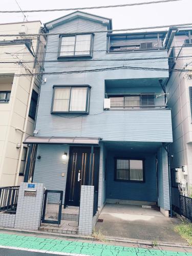 4 min to JR Entire 3BR House w Garage Family Friendly Fast WiFi