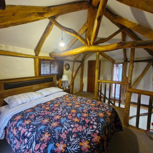 a bedroom with a bed in a room with wooden ceilings at Refugio de montaña OM in Santiago