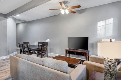 Μια τηλεόραση ή/και κέντρο ψυχαγωγίας στο Beautiful Unit in Shaw Community -4228b