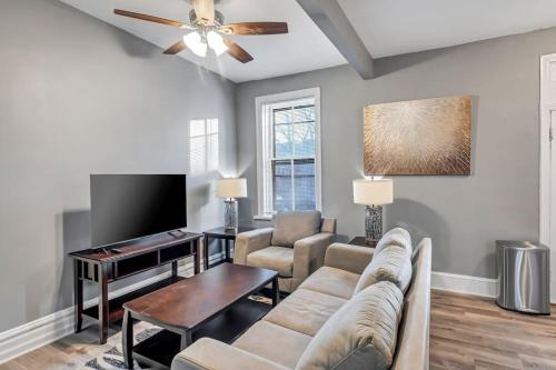 Μια τηλεόραση ή/και κέντρο ψυχαγωγίας στο Beautiful Unit in Shaw Community -4228b