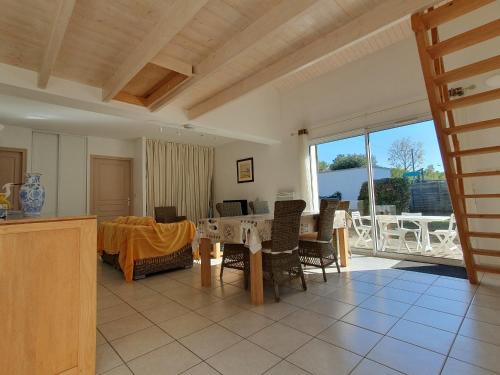 Posezení v ubytování Villa spacieuse proche plage, 5 pers, jardin privatif - FR-1-476-110