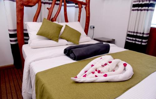 pokój hotelowy z dwoma łóżkami i ręcznikami na nich w obiekcie Mountain Face inn w mieście Ella