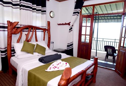 una camera da letto con un letto con una coperta verde e bianca di Mountain Face inn a Ella