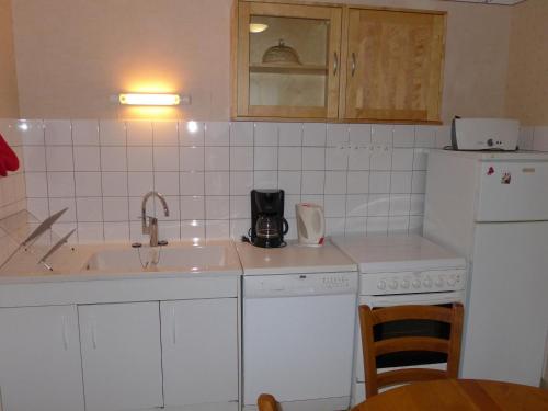 Φωτογραφία από το άλμπουμ του Gîte en bord de canal avec terrasse et jeux d'extérieur - FR-1-611-127 σε Froncles