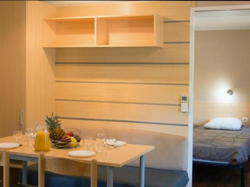 Postel nebo postele na pokoji v ubytování Mobil-home 30m² PMR 3 lits simples - Terrasse - API-1-52-329