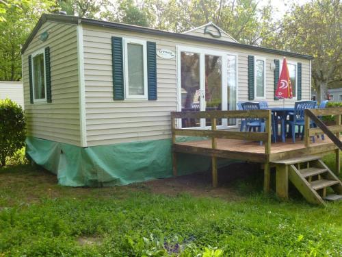 Confortable Mobil-home avec Terrasse à Moncrabeau - API-1-52-1196