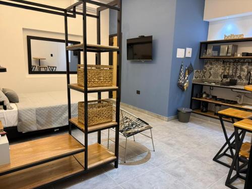 Una sala de estar con una cama y una estantería con cestas. en Living Sincelejo, en Sincelejo