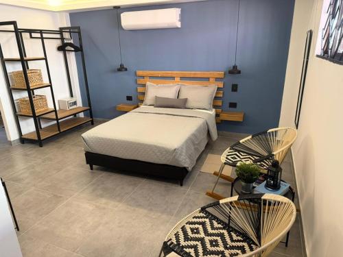Un dormitorio con una cama y una pared azul. en Living Sincelejo, en Sincelejo