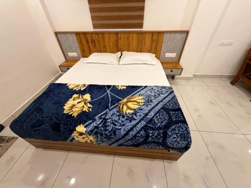 Una cama con un edredón azul y amarillo. en Kenza Retreat, en Vagamon