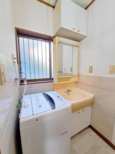 a bathroom with a sink and a mirror at 西逸見 in Yokosuka