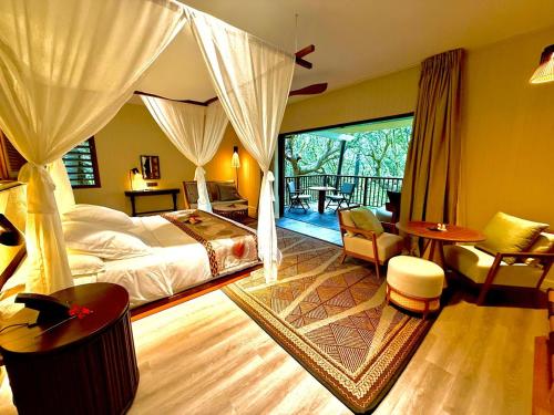 Una cama o camas en una habitación de Hôtel WADRA BAY