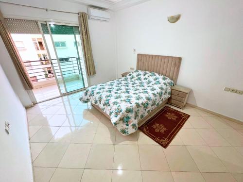 Ένα ή περισσότερα κρεβάτια σε δωμάτιο στο City Center Stay - Résidence Omar 1 by ZenStay