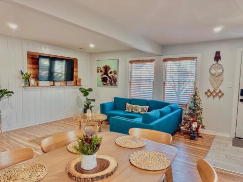 Un lugar para sentarse en Unique Wildwood 3 BR 1,5 BA Entire House in the Heart of Wildwood!