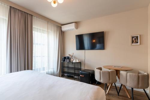 a hotel room with a bed and a table at Boutique Hotel Johannes in Delft