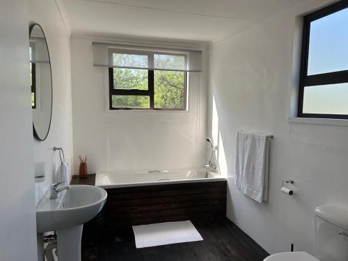 Ένα μπάνιο στο One Eight Seven on Moepel