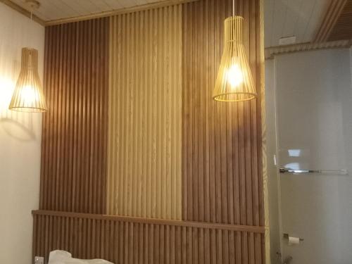 ラ・ディーグ島にあるUnique Beachfront hotelの壁から2つのライトがぶら下がっている浴室
