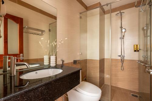 Tago Airport Hotel في مدينة هوشي منه: حمام مع حوض ومرحاض ودش
