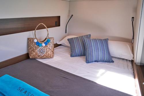 ein Schlafzimmer mit einem Bett und einer Handtasche darauf in der Unterkunft Catamaran Liveaboard Charters Mauritius in Rivière Noire