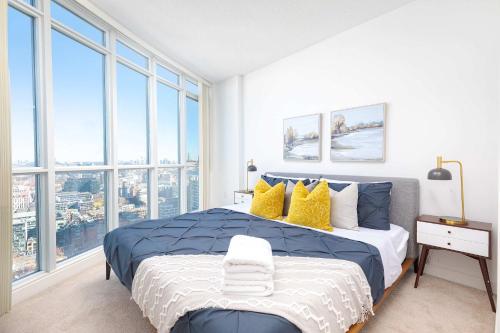 Ένα ή περισσότερα κρεβάτια σε δωμάτιο στο Modern Cityplace Escape with Balcony Views