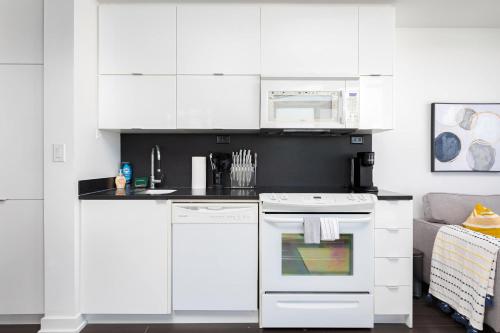 Η κουζίνα ή μικρή κουζίνα στο Modern Cityplace Escape with Balcony Views