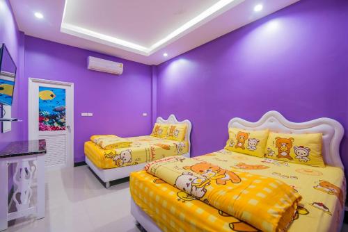 Ένα ή περισσότερα κρεβάτια σε δωμάτιο στο บ้านพักชะอำ ณิสราพูลวิลล่า