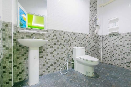 Ένα μπάνιο στο บ้านพักชะอำ ณิสราพูลวิลล่า