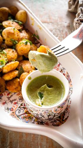 un piatto di cibo con una ciotola di salsa per immersione di 360 Agonda ad Agonda