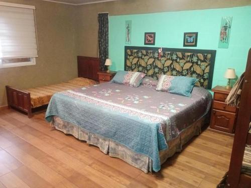 ein Schlafzimmer mit einem großen Bett und einem Bett sidx sidx sidx sidx sidx in der Unterkunft La Soñada in Villa Parque Siquiman