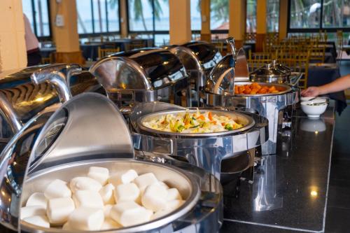 una linea a buffet con diversi tipi di cibo in vassoi di Hawaii Resort Phu Quoc a Phu Quoc