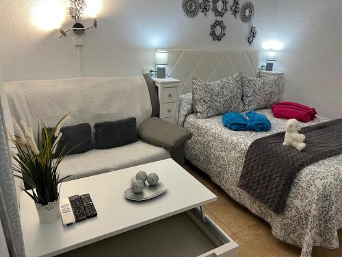 una sala de estar con un sofá y una mesa en La casita de Mercedes, en Puerto de la Cruz