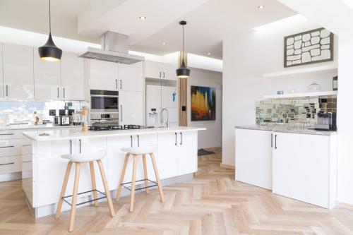 Η κουζίνα ή μικρή κουζίνα στο Villa Noor Modern 2 Bed Luxury Retreat