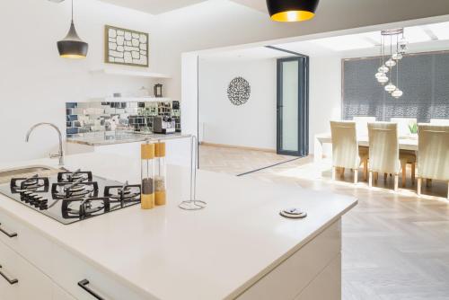 Η κουζίνα ή μικρή κουζίνα στο Villa Noor Modern 2 Bed Luxury Retreat