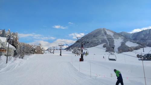 木島平村にある赤い扉ロッジの雪面スキーリフト乗り