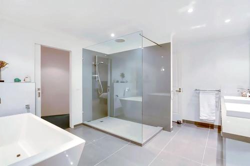 Et badeværelse på Ukiyo Coastal Retreat