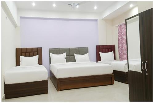 En eller flere senge i et værelse på Surajmal Road The Dixit Premium Residency Near Bankebihari Temple Pushpanjali - Premanand Maharaj - Free Parking and Free Wifi Restaurant Facilities - Fully Air conditioning Premium Room - Best Premium Hotel In Vrindavan