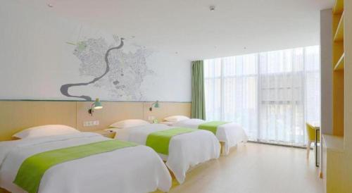 Postel nebo postele na pokoji v ubytování Vatica Hotel Hefei Yaohai Longgang Subway Station
